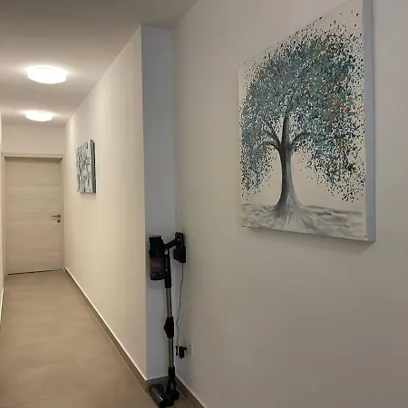 Stylish 3br With Side Sea Views In St Paul Bay アパート セント・ポールズ・ベイ